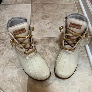 Worn size 9 womens Sperry Cream/Gold Boots